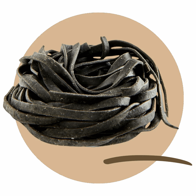 Tagliolini me seppia me ngjyrë të zezë