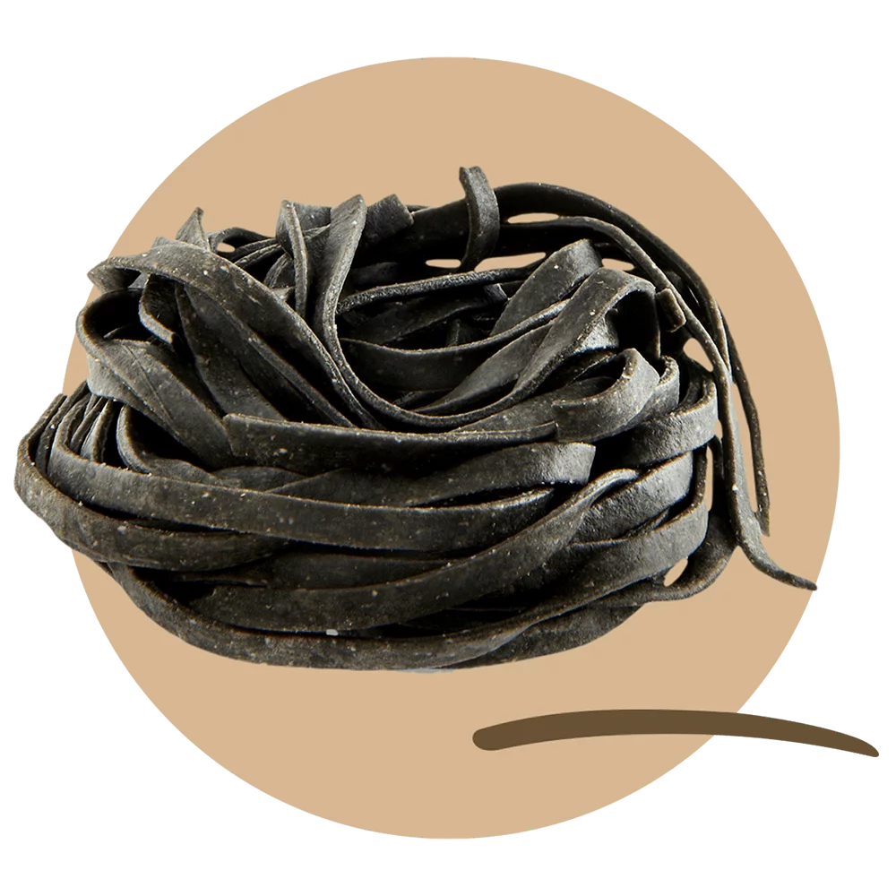 Tagliolini me seppia me ngjyrë të zezë